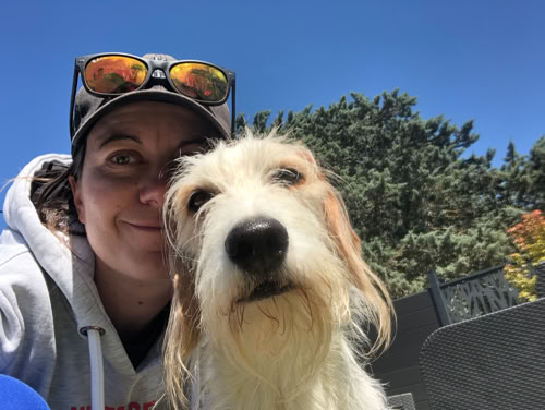 Suzy Parfum, formatrice en comportement canin, avec un chien à ses côtés.
